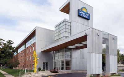 Photo 2 - Days Inn & Suites by Wyndham Milwaukee
