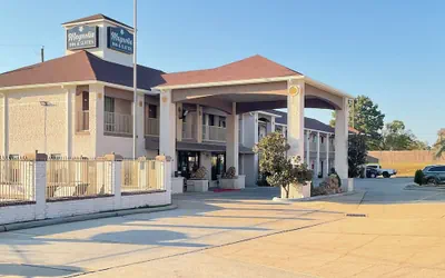 Photo 2 - Magnolia Inn And Suites