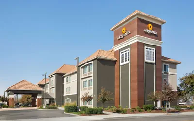 Photo 2 - La Quinta Inn & Suites by Wyndham Fresno Northwest