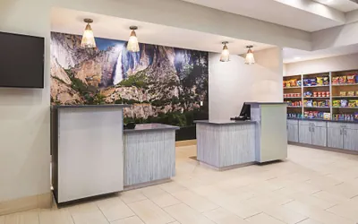 Photo 4 - La Quinta Inn & Suites by Wyndham Fresno Northwest