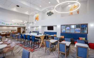 Photo 4 - Hampton Inn & Suites Muncie