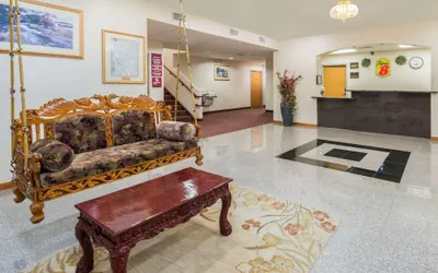 Photo 2 - Super 8 by Wyndham Salina