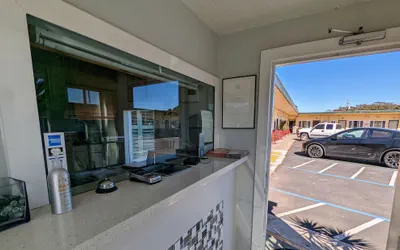 Photo 3 - Deluxe Inn