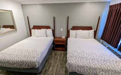 Photo 5 - Deluxe Inn