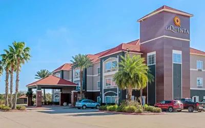 Photo 2 - La Quinta Inn & Suites by Wyndham Winnie