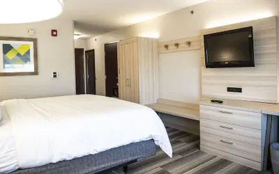 Photo 5 - Holiday Inn Express & Suites Sedalia by IHG