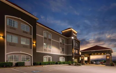 Photo 2 - La Quinta Inn & Suites by Wyndham Bridgeport
