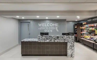 Photo 4 - Hampton Inn & Suites Oakland Airport-Alameda