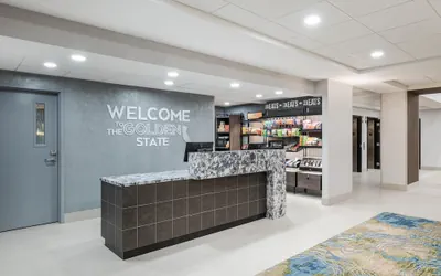 Photo 4 - Hampton Inn & Suites Oakland Airport-Alameda