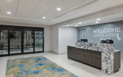 Photo 5 - Hampton Inn & Suites Oakland Airport-Alameda