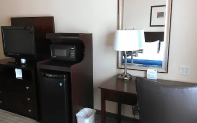 Photo 2 - Holiday Inn Express & Suites Marshall by IHG