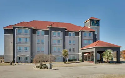 Photo 2 - La Quinta Inn & Suites by Wyndham Lindale