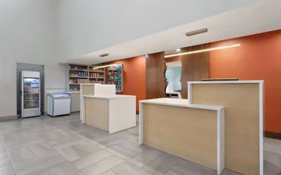 Photo 5 - La Quinta Inn & Suites by Wyndham Ft. Pierce