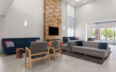 Photo 4 - La Quinta Inn & Suites by Wyndham Ft. Pierce