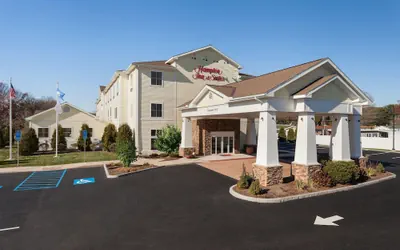 Photo 2 - Hampton Inn & Suites Mystic