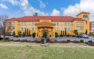 Photo 2 - La Quinta Inn & Suites by Wyndham Fultondale Birmingham N