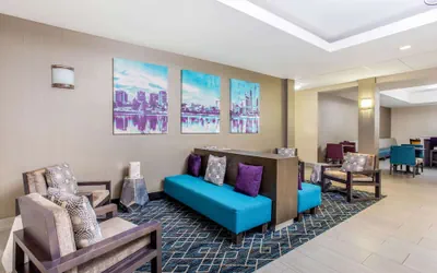 Photo 3 - La Quinta Inn & Suites by Wyndham Fultondale Birmingham N