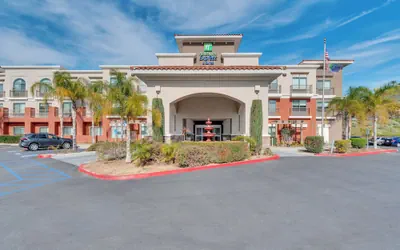Photo 2 - Holiday Inn Express & Suites, Lake Elsinore by IHG