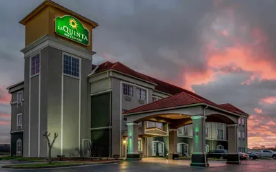 Photo 2 - La Quinta Inn & Suites by Wyndham Canton MS