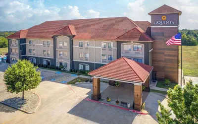 Photo 2 - La Quinta Inn & Suites by Wyndham Alvarado