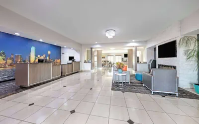 Photo 3 - La Quinta Inn & Suites by Wyndham Alvarado