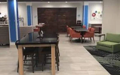 Photo 5 - Holiday Inn Express Hotel & Suites Ennis by IHG