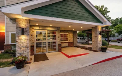 HomeTowne Studios & Suites by Red Roof Bentonville