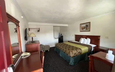 Photo 4 - Americas Best Value Inn Hanford