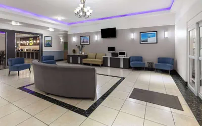 Photo 5 - La Quinta Inn & Suites by Wyndham Deer Park