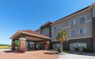 Photo 2 - La Quinta Inn & Suites by Wyndham Deer Park