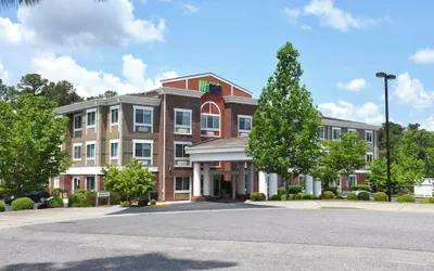 Photo 2 - Holiday Inn Express Hotel & Suites Southern Pines by IHG