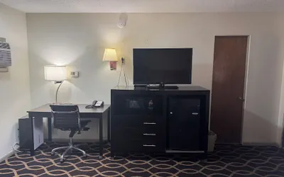 Photo 4 - Euclid Motel