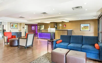 Photo 4 - Comfort Suites Clinton near Presbyterian College