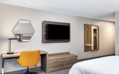 Photo 5 - Holiday Inn Express & Suites Green Bay East by IHG