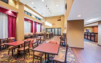 Photo 4 - Hampton Inn & Suites Oklahoma City - South