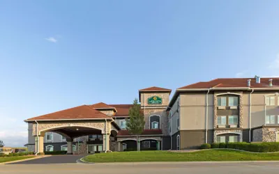 Photo 2 - La Quinta Inn & Suites by Wyndham Olathe
