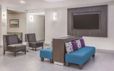 Photo 3 - La Quinta Inn & Suites by Wyndham Bay City