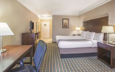 Photo 2 - La Quinta Inn & Suites by Wyndham Bay City