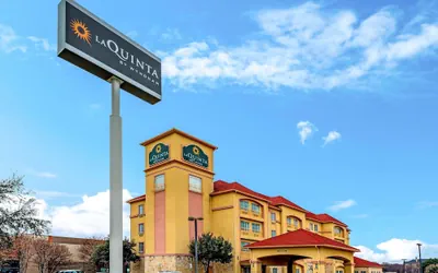 Photo 2 - La Quinta Inn & Suites by Wyndham DFW Airport West - Bedford