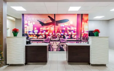 Photo 4 - La Quinta Inn & Suites by Wyndham DFW Airport West - Bedford