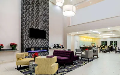 Photo 3 - La Quinta Inn & Suites by Wyndham DFW Airport West - Bedford
