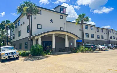 Photo 2 - OYO Townhouse Beaumont Medical Center Area I-10