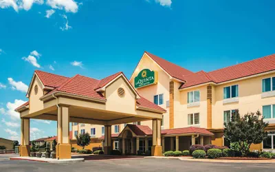 Photo 2 - La Quinta Inn & Suites by Wyndham Russellville