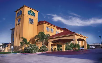 Photo 2 - La Quinta Inn & Suites by Wyndham Alice