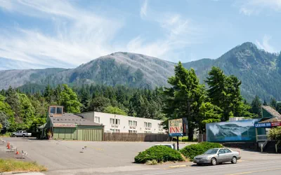 Photo 2 - Columbia Gorge Inn