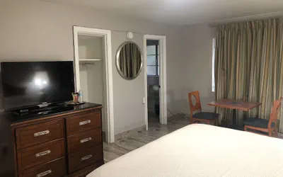 Photo 2 - Bay Breeze Inn Bradenton Downtown