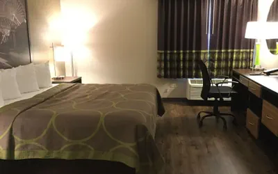 Photo 4 - Super 8 by Wyndham South Holland
