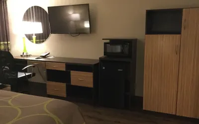 Photo 5 - Super 8 by Wyndham South Holland