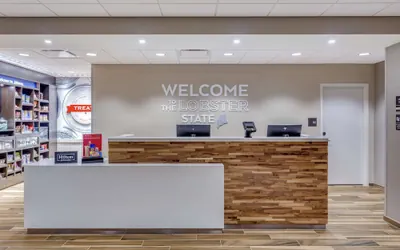 Photo 4 - Hampton Inn & Suites Kittery-Portsmouth