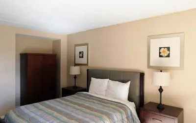 Photo 4 - APM Inn & Suites